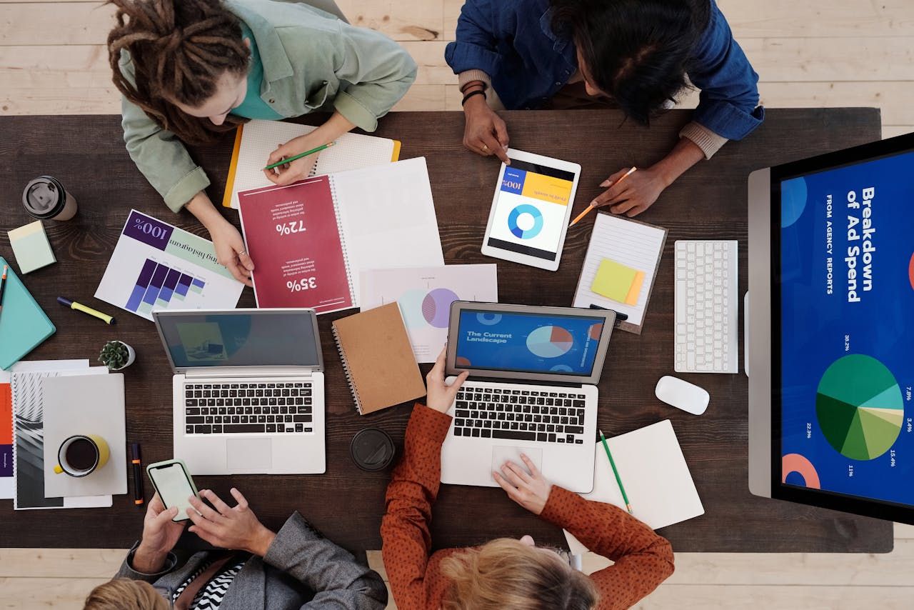 Team bei der Arbeit an Marketingdaten