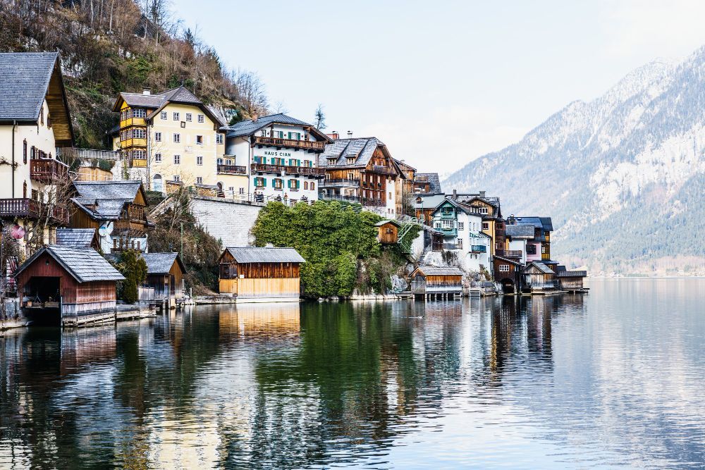 Ortschaft am Wasser vor Berglandschaft